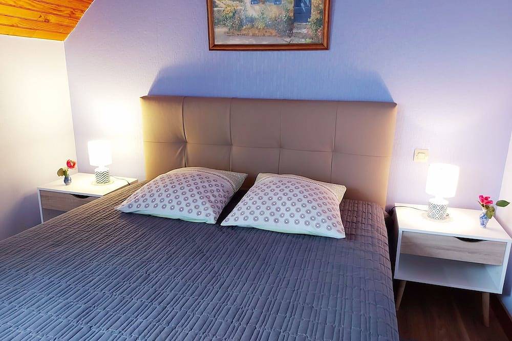 Gîte à la campagne avec jardin privatif, terrasse, et jeux extérieurs près de Fougères in La Pellerine, Mayenne
