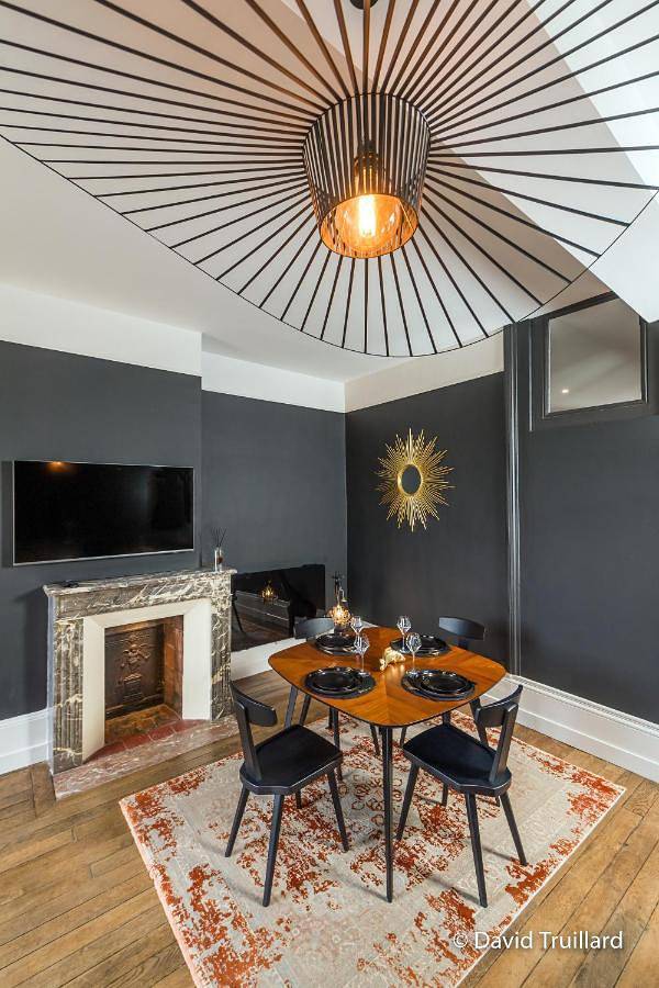 Appartement entier, Suite Mana Cupidon avec Vue Place Ducale et Parking inclus in Charleville-Mézières, Ardennes