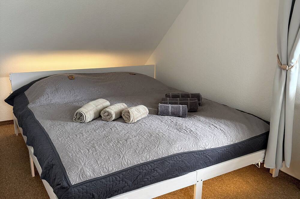 Ganze Wohnung, Klimatisierte frisch renovierte Maisonette-Whg + Wallbox (perfekte Lage in Horn) in Horn-Bad Meinberg, Kreis Lippe