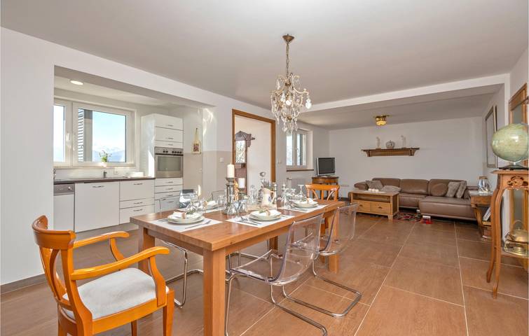 Geräumige 2-Zimmer-Wohnung mit Pool, Parkplatz und Terrasse in Imotski, Makarska Riviera