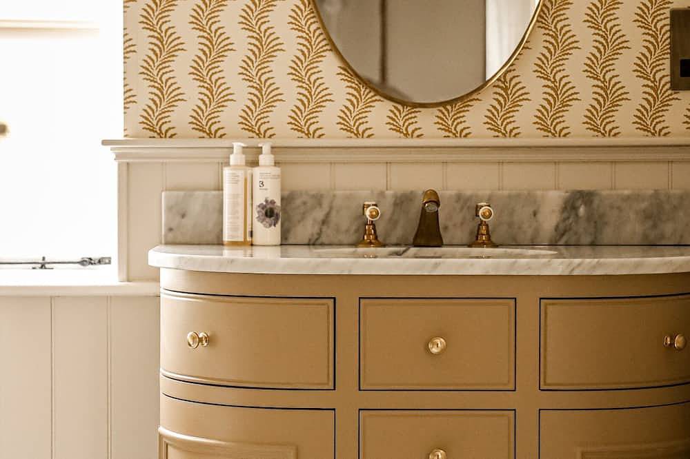 Design-Cottage-Ensuite mit Bad-Blick auf die Landschaft in Maidenhead, Berkshire