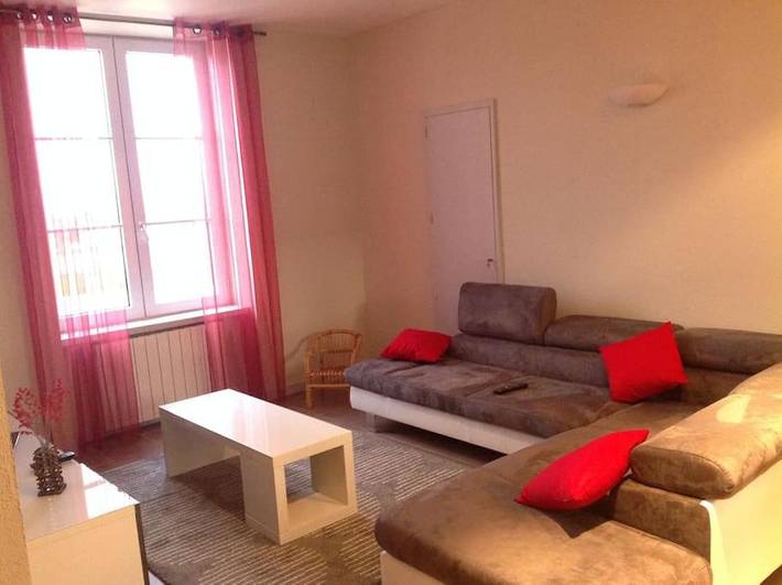 Location de vacances pour 13 personnes, avec jardin ainsi que piscine et vue, adapté aux familles à Juliénas - 2