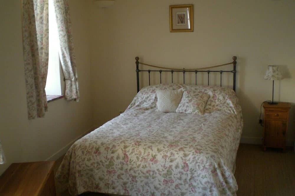 La Petite Boutique, 15thc stone cottage in medieval town, Loire Valley Castles in Saint-Aignan, Romorantin-Lanthenay region