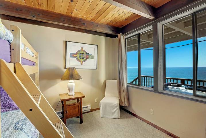 Vacation rental for 14 people, with hot tub and balcony in Marin County