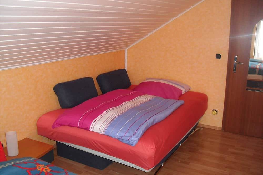 Entire apartment, Xxl vacation apartment to Nuremberg 10 Km and 5 Km to Playmobilpark Zirndorf,, in Cadolzburg, Franconia