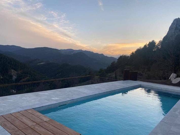 Casa rural para 11 personas, con jardín además de piscina y vistas, Se admiten mascotas en Ripollès