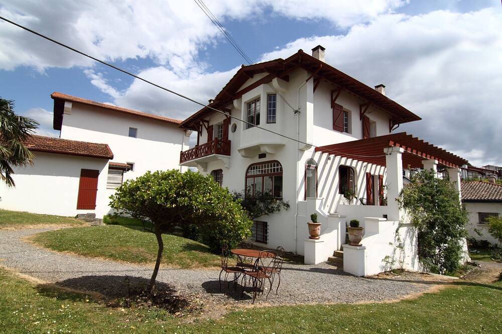 Character villa in exclusive area of St. Jean de Luz 300 m from the beach in Saint-Jean-de-Luz, Région de Bayonne