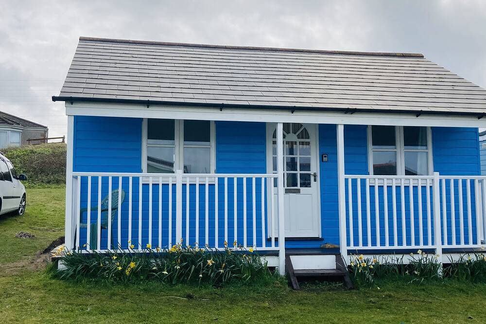 St Ives Bay.  Self Catering traditional Beach Chalet. Sleeps 4. Close to beach! in Hayle, Cornwall