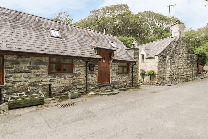 Cottage for 4 people, with garden, with pets in Fairbourne