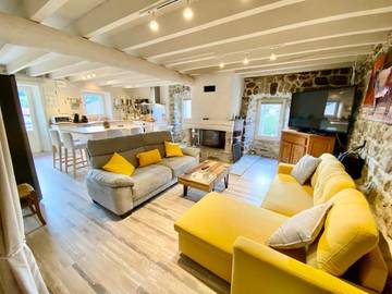 Gîte pour 15 personnes, avec terrasse et vue dans Mazan-l'Abbaye