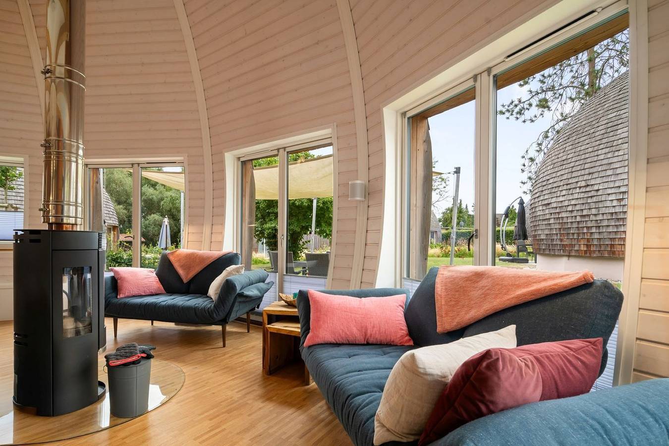 Kugelhaus Eos – Sauna, 1,5 Badezimmer, Süd-Terrasse & Garten am Tollensesee in Tollensesee, Penzlin