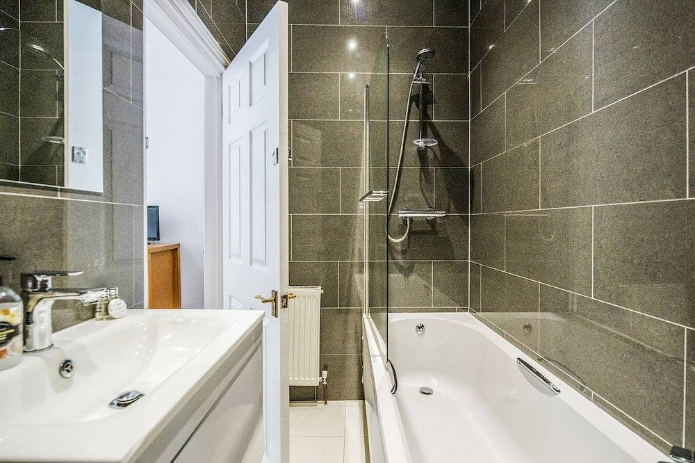 Entire apartment, Large & Spacious with High Ceiling within a Mansion House in Tower Hamlets, London
