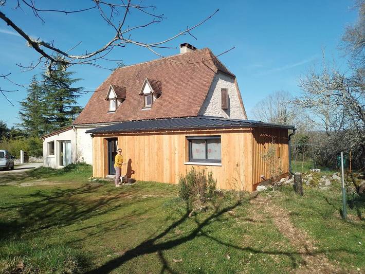 Location de vacances pour 2 personnes, avec Terrasse et Jardin ainsi que Piscine et Vue dans Orniac