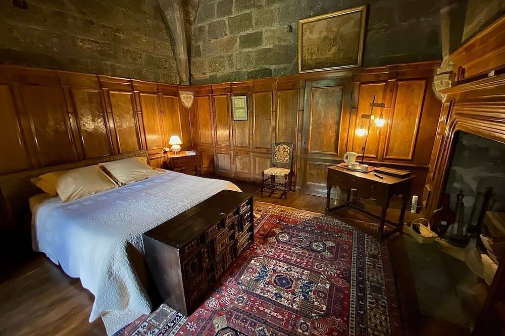 Chambre d’hôtes « Chambre Evêque » in Saint-Martin-sous-Vigouroux, Région de Saint-Flour