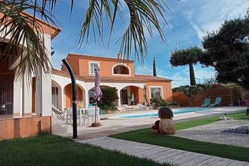 Location de vacances pour 8 personnes, avec balcon et jardin à Cabrières (Gard)