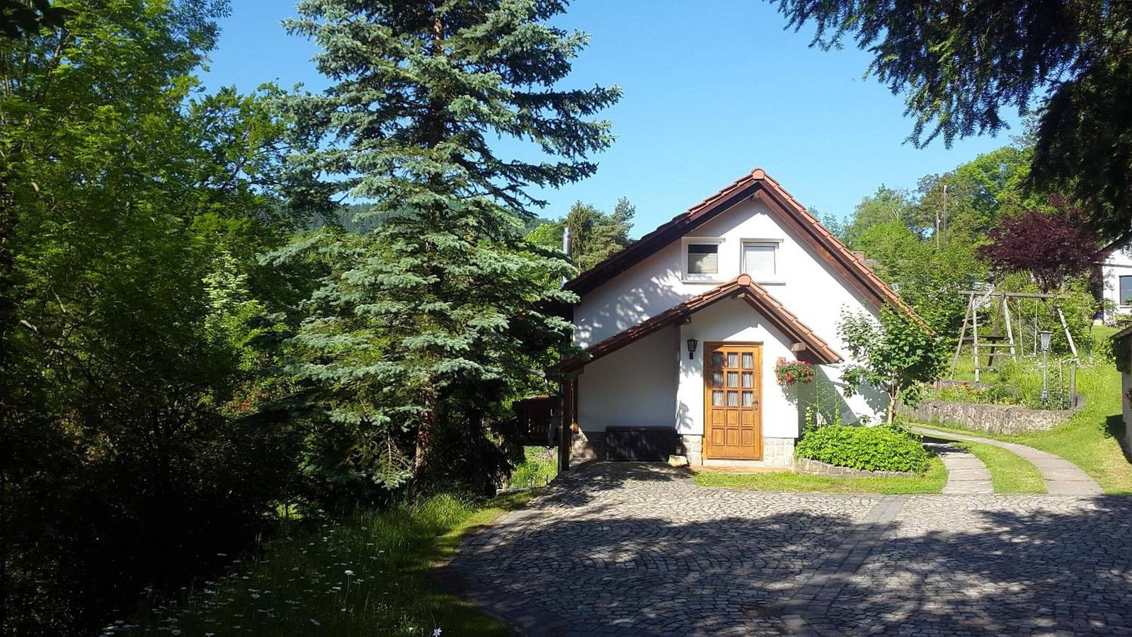 Ganze Wohnung, Ferienwohnung 'Am Schleifenbach' mit Bergblick, Gemeinschaftsgarten und Wlan in Saalfeld, Saalfeld/Saale