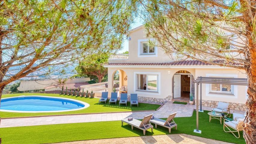 Villa 'Costacabana - Ibiza' con vistas al mar, piscina privada y Wi-Fi in Roca Grossa, Lloret de Mar