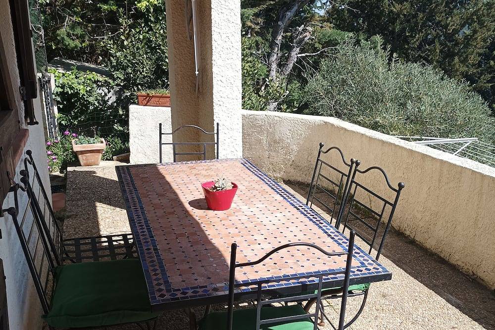 Appartement entier, A 6 km de Cassis, 20 de Marseille rez-de-jardin de villa  : Carnoux. Jolie vue in Carnoux-en-Provence, Côte méditerranéenne (France)