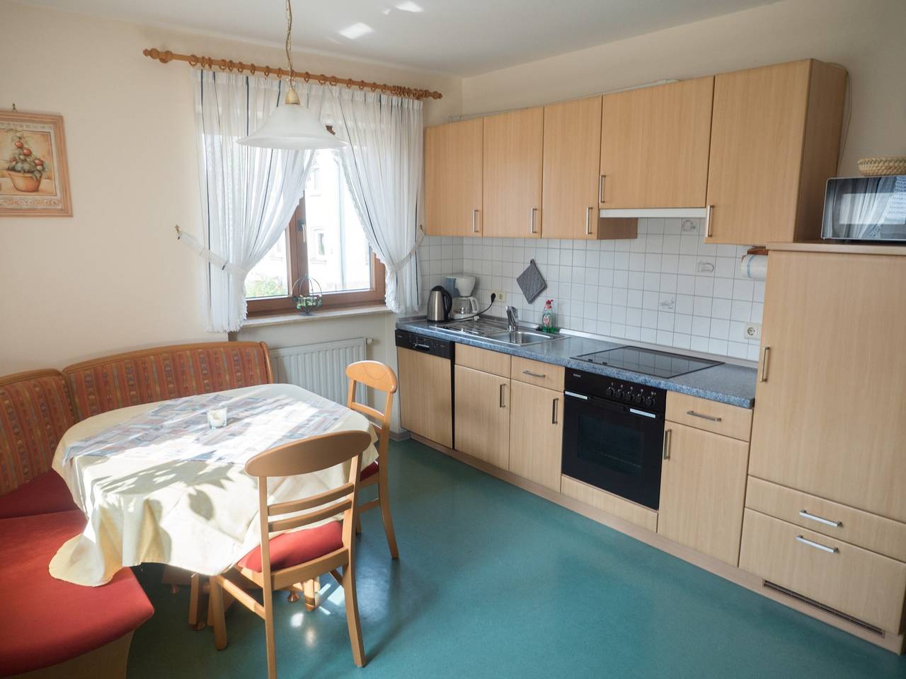 Apartamento inteiro, Quinta Henn 'Panorama' com piscina, animais e parque infantil in Weikersheim, Vale Tauber