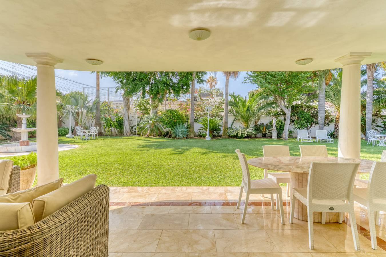 Preciosa villa 'Las Palmeras' con piscina climatizada privada in Playa de Cortijo Blanco, Marbella