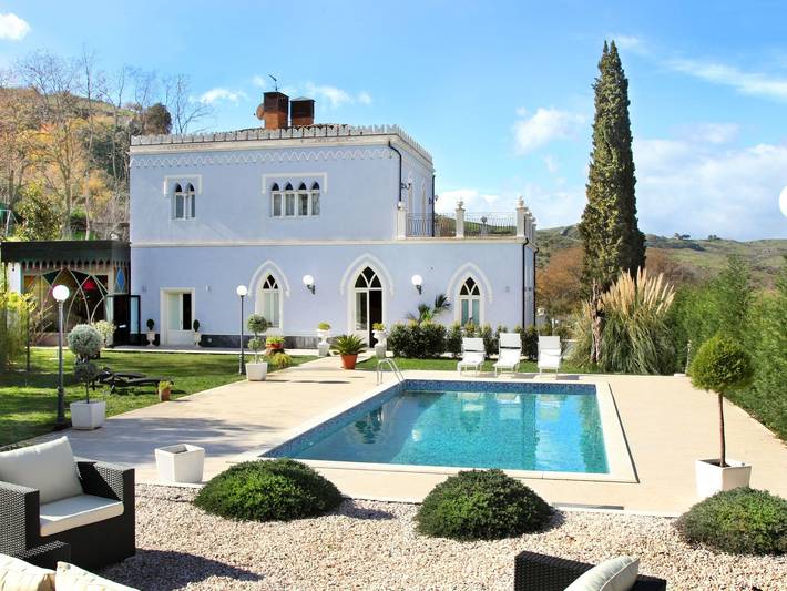 Casa vacanza per 10 persone, con giardino e piscina nonché balcone a Francavilla di Sicilia