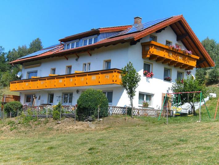 Bauernhof, mit Balkon/Terrasse und Terrasse sowie Garten