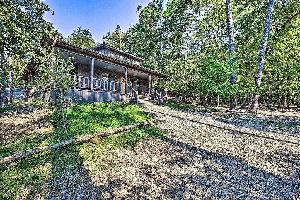Luxe Broken Bow Cabin w/ Tesla Charging Station in Broken Bow, Broken Bow Lake