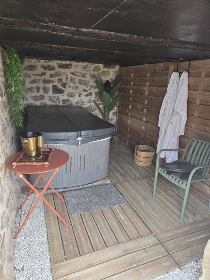 Gîte pour 4 personnes, avec terrasse ainsi que vue et sauna à Lissac-sur-Couze - 2