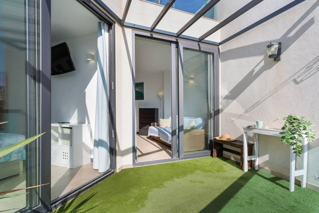Ferienwohnung 'Oceanfront Apartment mit Pool', Bergblick, privater Terrasse & Wlan in El Cotillo, La Oliva