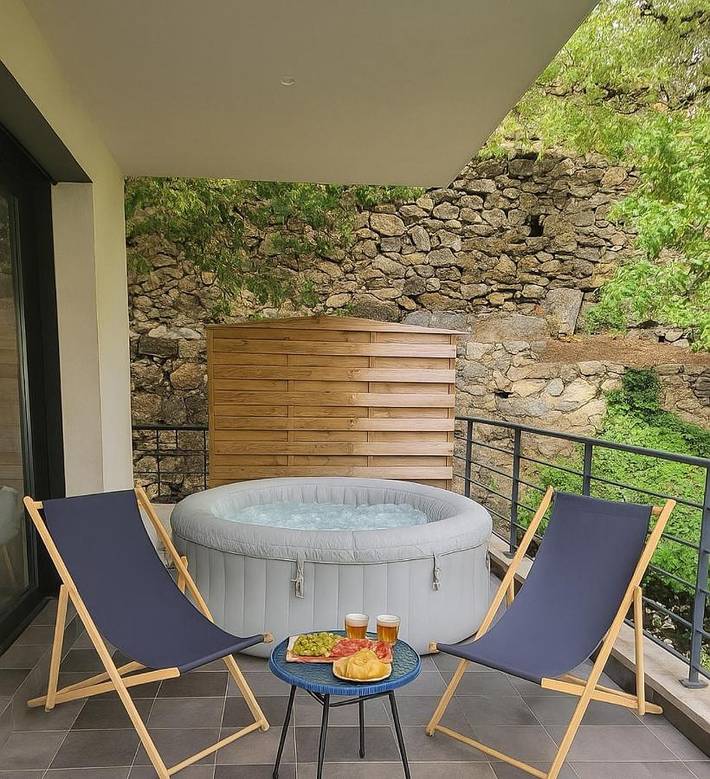 Location de vacances pour 3 personnes, avec Balcon et Jacuzzi ainsi que Terrasse et Jardin à Feliceto