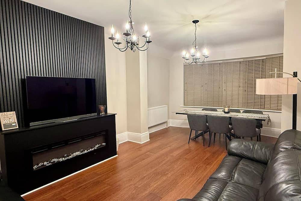 Large Luxury 4 bedroom home with parking in Manchester, Greater Manchester