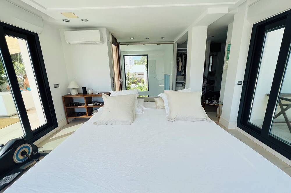 Charming Villa Walking Distance to the sea in Siesta, Santa Eulària des Riu
