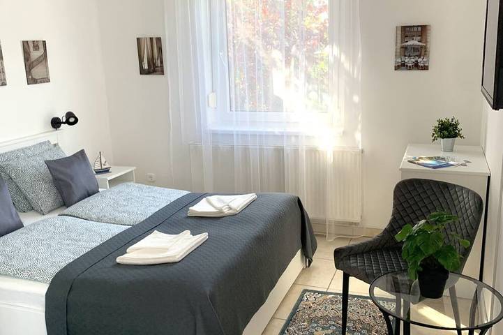 Doppelbett Zimmer mit Balkon in historischer Villa in bester Lage. in Keszthely, Balaton Region