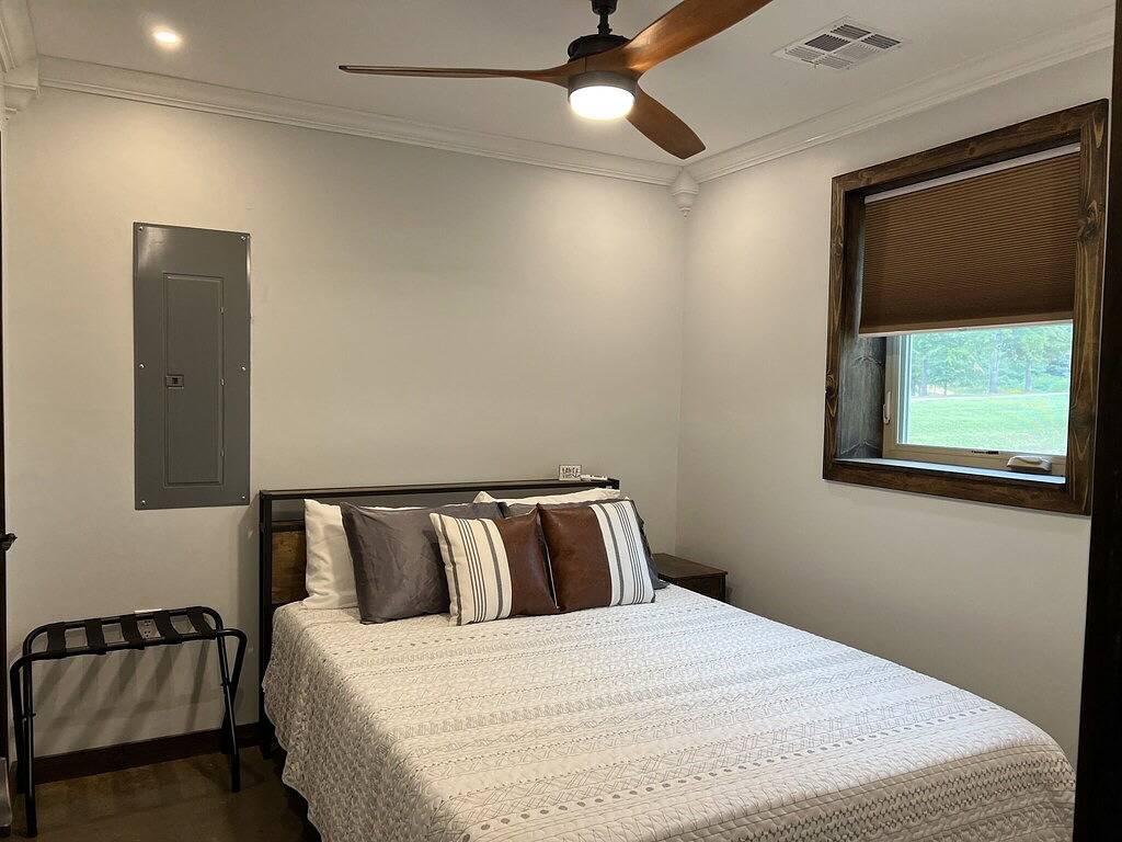 Super clean Waterfront home with private boat launch and fishing pier on site. in Toledo Bend Reservoir