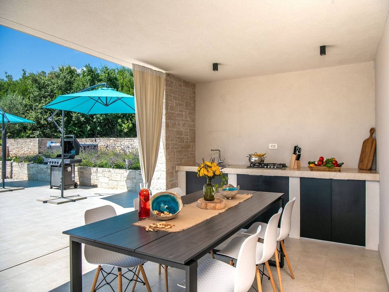 Luxe villa with jacuzzi and pool in Marčana, Südküste Istrien