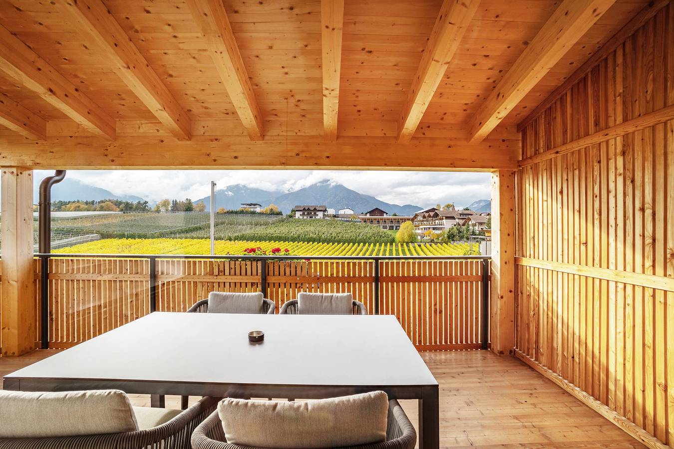 Entire apartment, Apartment 'Linderhof Panorama Terrasse' with Mountain View, Shared Pool and Wi-Fi in Natz - Naz, Natz-Schabs