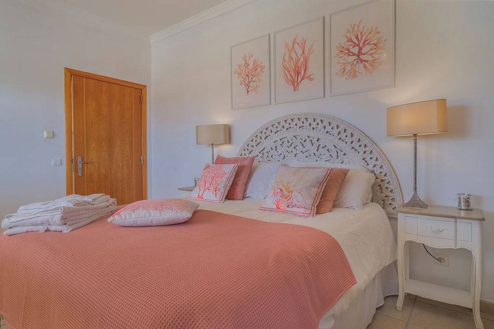 Luxury Three Bedroom Villa with Jacuzzi Pool, Ocean Views & 5 mins walk into Luz in Praia da Luz, Faro District