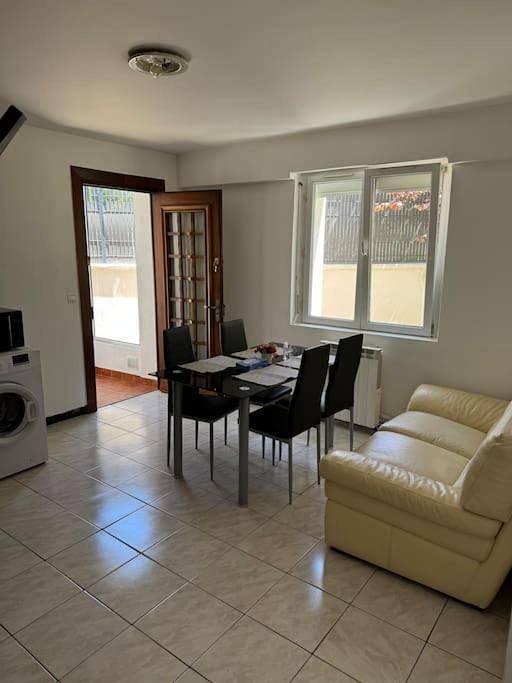 Location de vacances pour 4 personnes, avec jardin et terrasse à Bron - 2