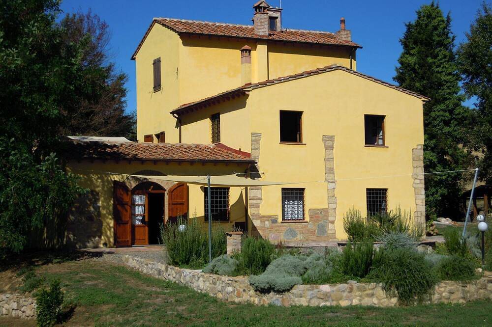 Casa vacanza a Val di Cecina a partire da 145€ a notte