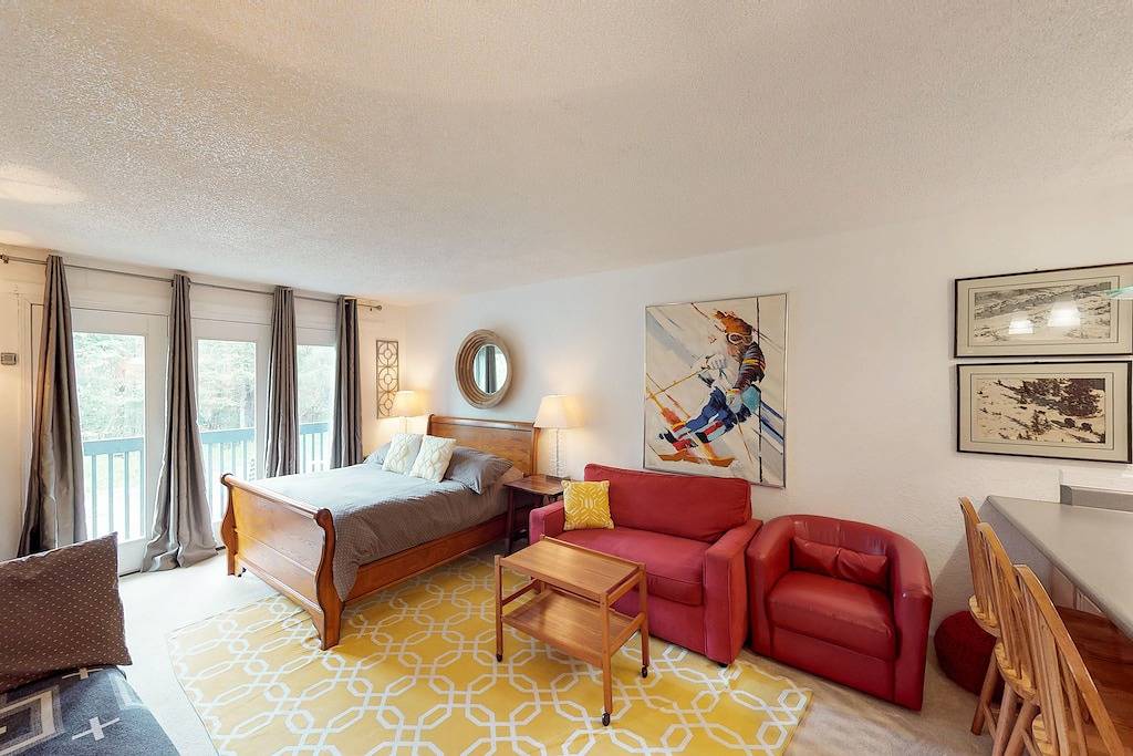 Ganze Wohnung, Eigentumswohnung in der Nähe von Wandern, Stadt, gemeinsame Sauna, private Terrasse mit herrlicher Aussicht in Girdwood, Anchorage