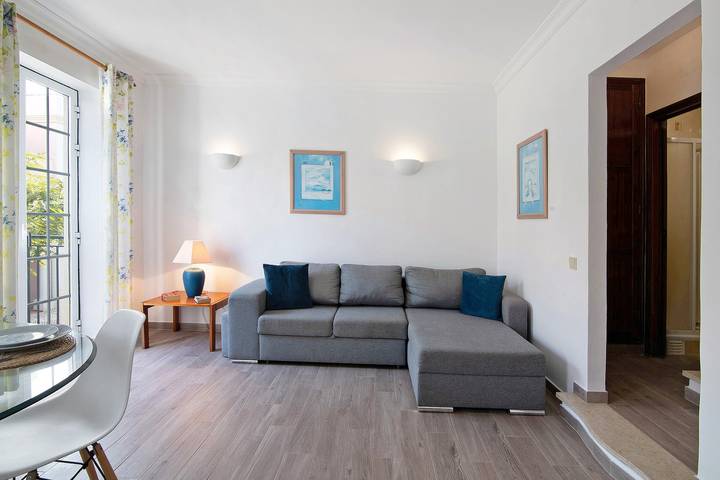 Apartamento entero, Apartamento 'Old Village T2 Dúplex' con piscina compartida, Wi-Fi y aire acondicionado in Vilamoura, Quarteira