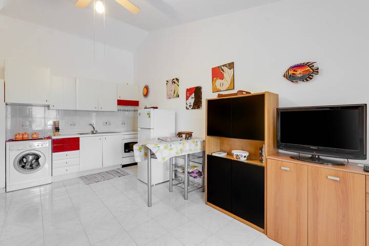 Appartamento intero, Casa Vacanze Pintadera 2' con giardino e Wi-Fi in Bosa, Planargia