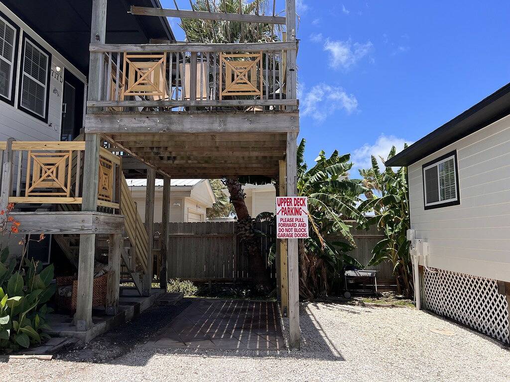 Ganze Wohnung, 3 Br/2 Ba condo, Heart of Town and Near the Beach! Huge Deck and Pet-Friendly! in Port Aransas, Mustang Island