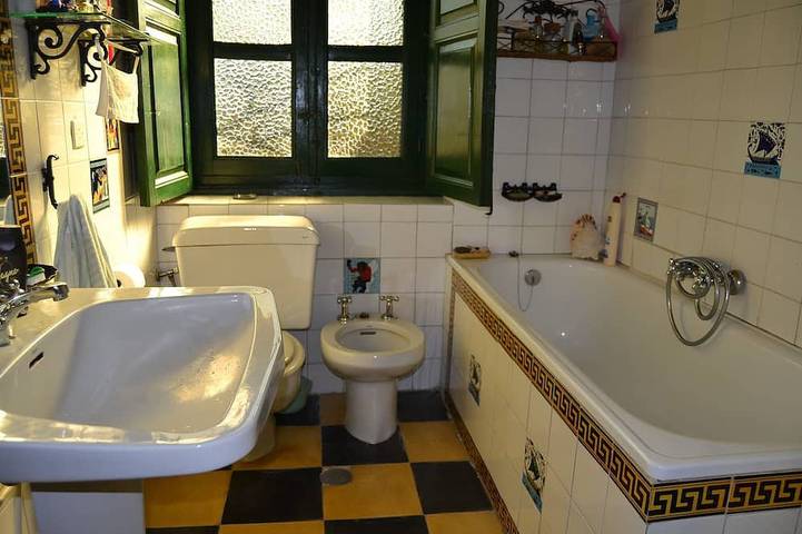 Ancienne école avec piscine privée. Sierra De Gredos, Castilla Leon in Guisando, Valle del Tiétar