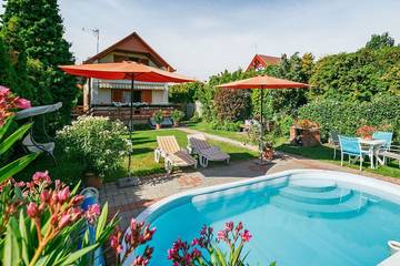Ferienhaus für 9 Personen, mit Garten und Pool sowie Balkon in Plattensee nordufer