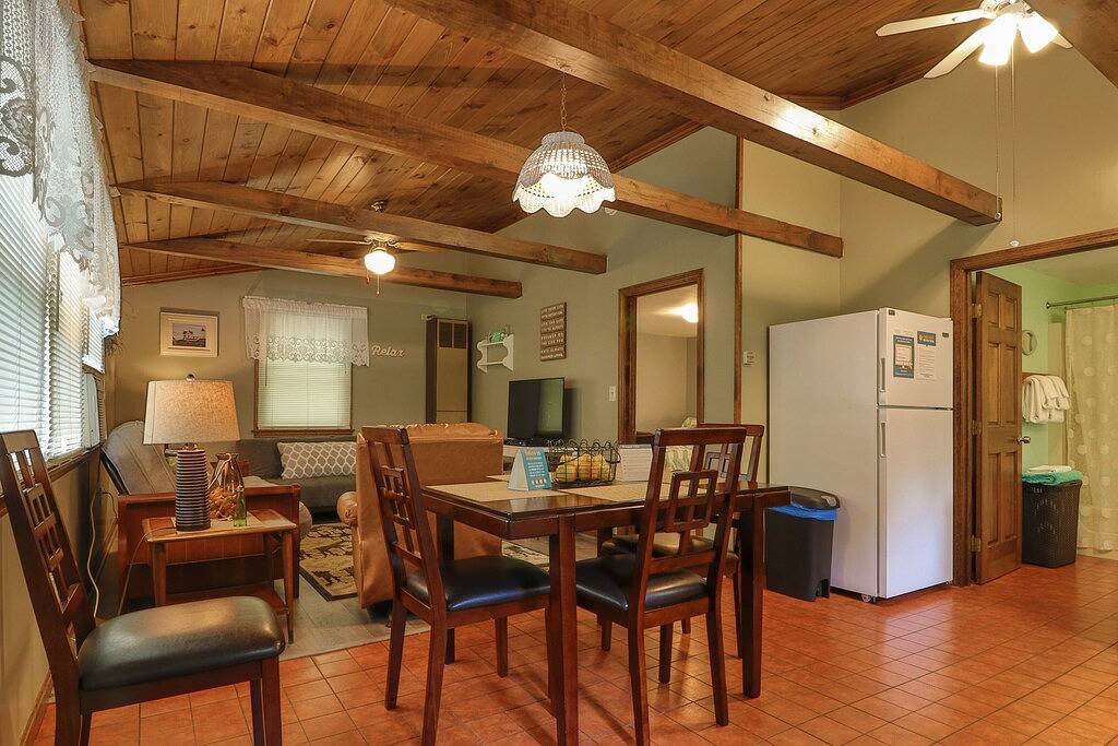 Gemütliches Ferienhaus mit privatem Deck - zu Fuß zum Short Sands Beach, 2 Hunde willkommen! in York Beach, Cape Neddick