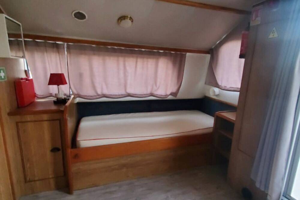 Boat 'Odyssey Croisieres' with Lake View and Air Conditioning in Bellegarde, Nimes region