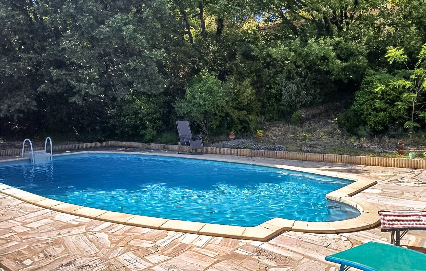 Varages Oasis : Appartement central avec parking, piscine et Internet in Varages, Région de Brignoles