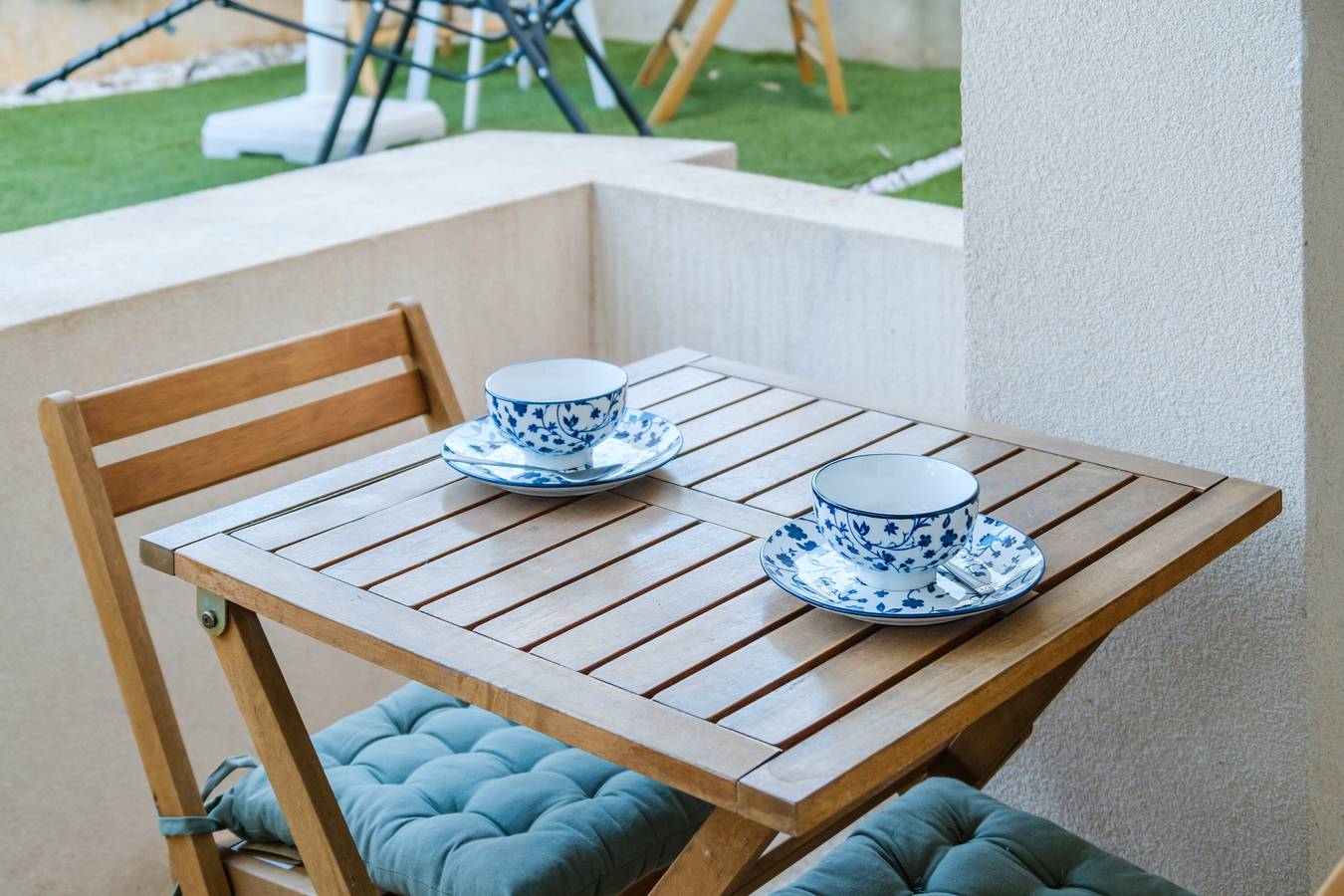 Ganzes Studio, Einzimmerapartment 'Résidence Les Bastides' mit Bergblick, Gemeinschaftspool und Klimaanlage in Saint-Laurent-du-Var, Cannes und Umgebung