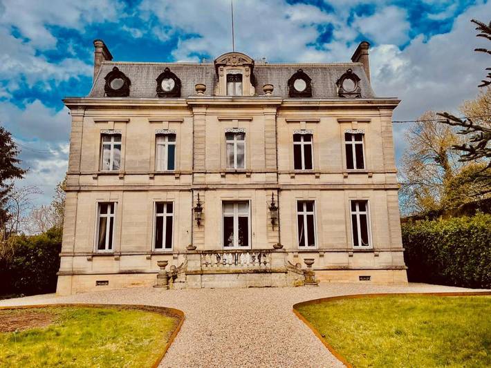 Location de vacances pour 16 personnes, avec Terrasse et Jardin à Saint-Médard-de-Guizières